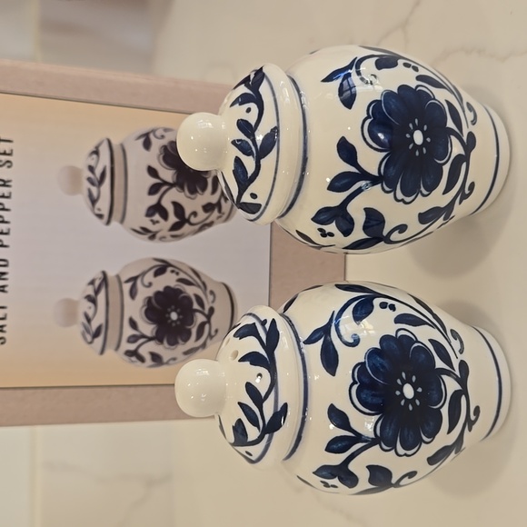 Cracker Barrel Other - Blue and White Floral Salt and Pepper Set New